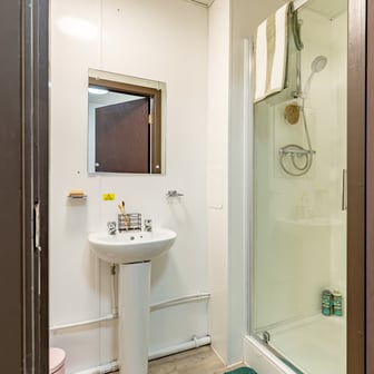 Silver En Suite City View - Image 8